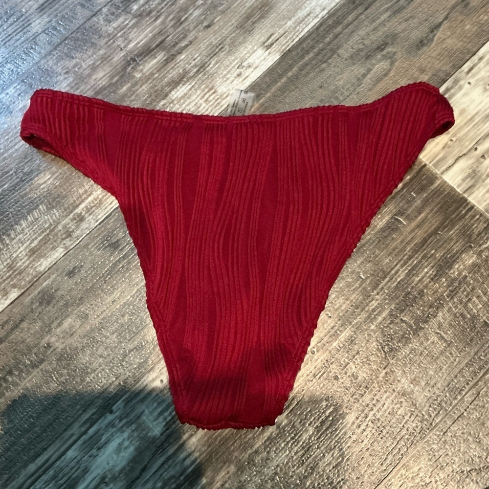 Red Bikini Set Size Large - Picture 4 of 9